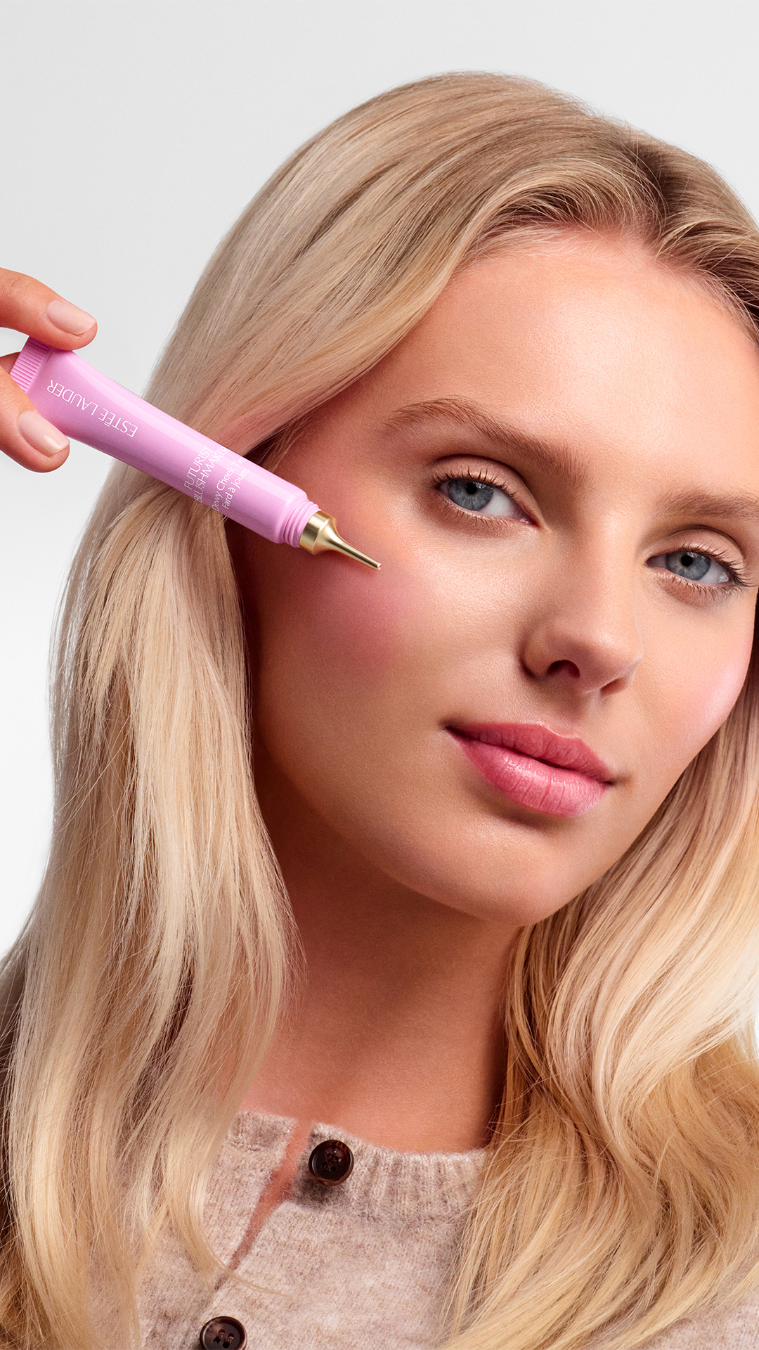 ESTEE_LAUDER_COLOR_BLUSH_APPLICATION_02_000285_FINAL_9x16